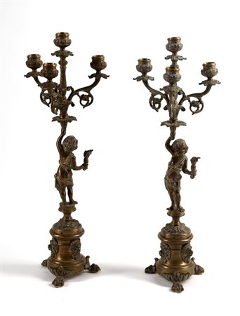  MANIFATTURA FRANCESE DELLA FINE DEL XIX SECOLO - Coppia di candelabri in metallo a patina scura.