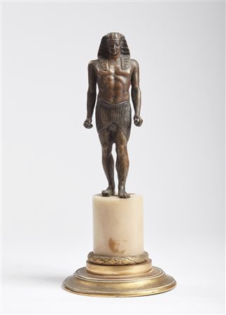 MANIFATTURA DEL XIX SECOLO  - Figura egizia in bronzo su base in marmo e bronzo dorato.