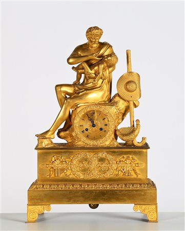  FRANCIA, XIX SECOLO - Pendola da tavolo in bronzo dorato, base decorata a motivi neoclassici, quadrante in bronzo dorato.