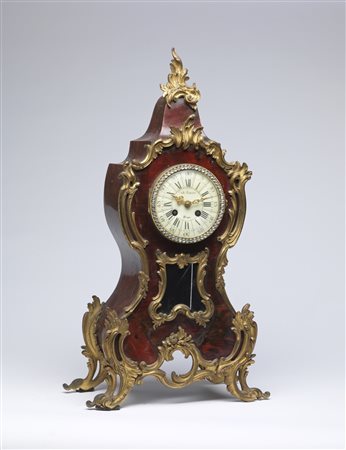 MANIFATTURA ITALIANA DEL XIX SECOLO  - Orologio in stile Boulle in bronzo dorato e legno dipinto a imitazione della tartaruga.