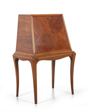  UN SECRETAIRE, anni "50. <br>Legno di noce, 