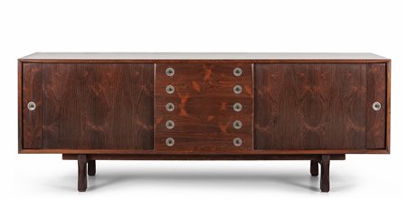 UNA CREDENZA, anni '60.<br>Legno di palissandro, 