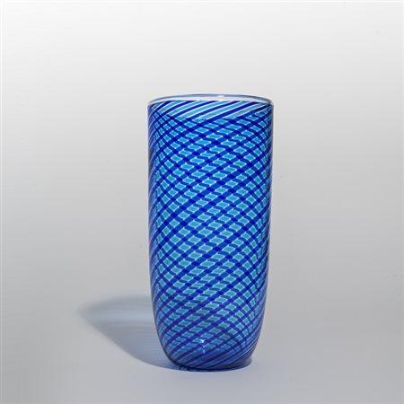  DE MAJO<br>Un vaso a canne colorate trasparenti 