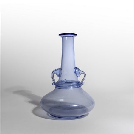 MURANO<br>Un vaso in vetro trasparente bluino con 