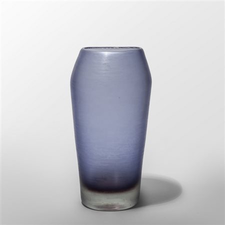 PAOLO VENINI <br>Un vaso in vetro blu notte 