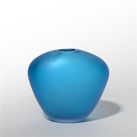 SALVIATI<br>Un vaso in vetro azzurro con 