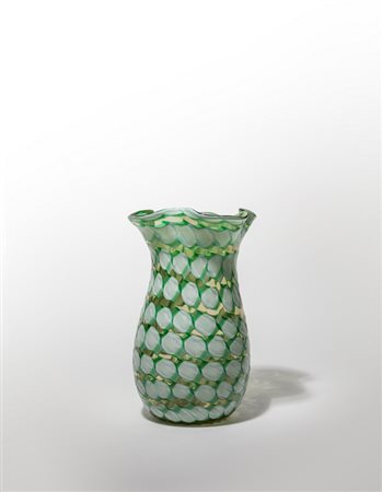 MURANO, anni "60. <br>Un vaso in vetro ambra con 