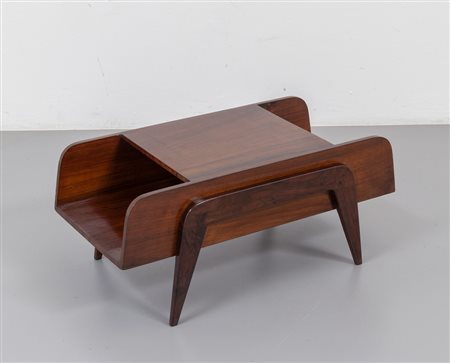 UN TAVOLINO, anni '50. <br>Radica di noce, legno 