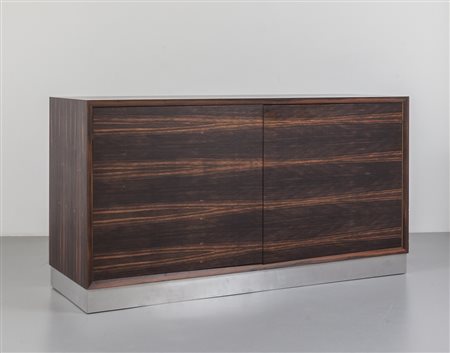 UNA CREDENZA A CASSETTI, anni "60. <br>Legno 