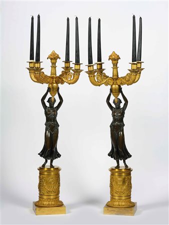 Coppia di candelabri. Bronzo cesellato, dorato e patinato. Attribuiti a...