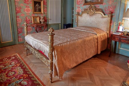 Raro letto Luigi XVI in legno scolpito e interamente dorato. Piemonte, 1780...