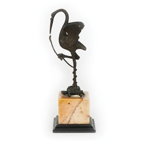 Gruppo in bronzo patinato raffigurante un airone che combatte con un serpente...