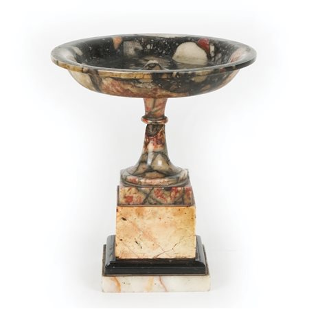 Alzata in marmo africano; coppa circolare su sostegno a campana; base in...