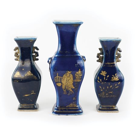 Tre vasi in porcellana blu e dorata, dipinti a raffigurare paesaggi orientali...