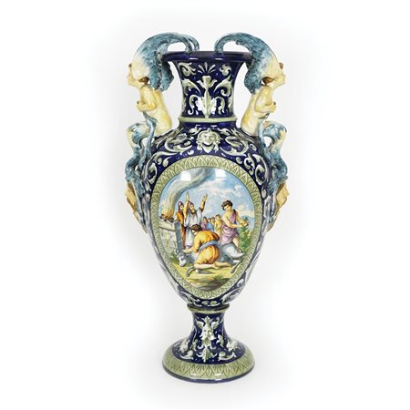 Grande vaso con coperchio in maiolica blu e policroma. Corpo ovoidale dipinto...