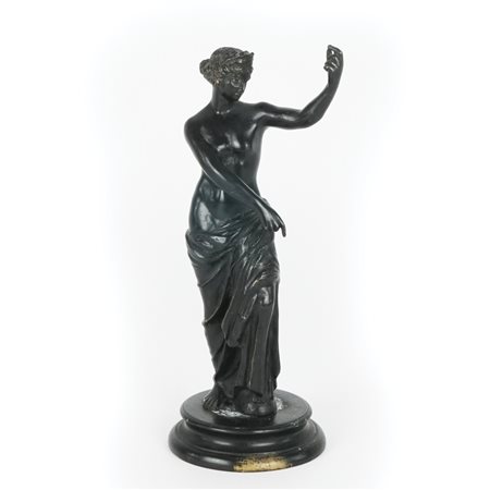 Scultura in bronzo patinato raffigurante Venere allo specchio. XIX secolo, h....