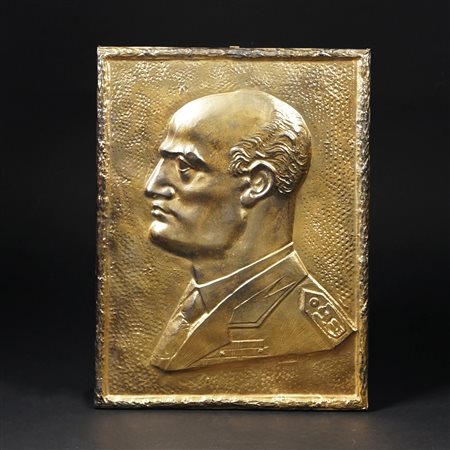 Placca rettangolare in rame dorato raffigurante Benito Mussolini, cm. 39x29