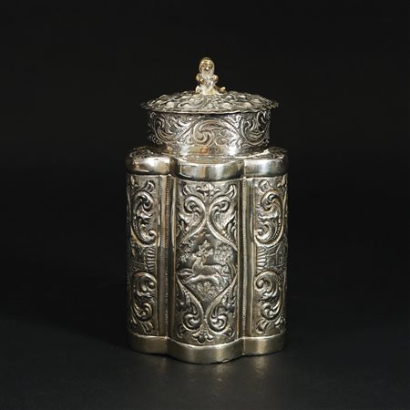 Tea caddy in argento a superficie sbalzata a raffigurare animali silvestri...