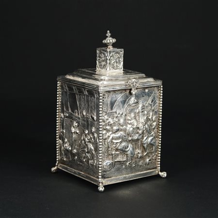 Tea caddy in argento a sezione parallelepipeda con pareti sbalzate ciascuna a...