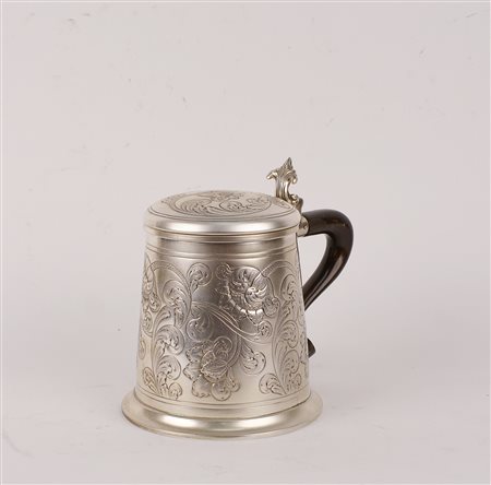 TANKARD IN ARGENTO manifattura italiana inciso a motivo floreale e di volute,...