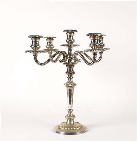 CANDELABRO IN METALLO A CINQUE FIAMME vecchia manifattura 47x36 cm.