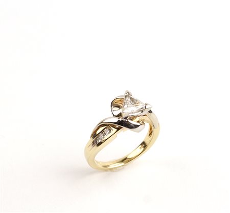 ANELLO IN ORO GIALLO E BIANCO 18KT con un diamante a triangolo per 0,30 punti...