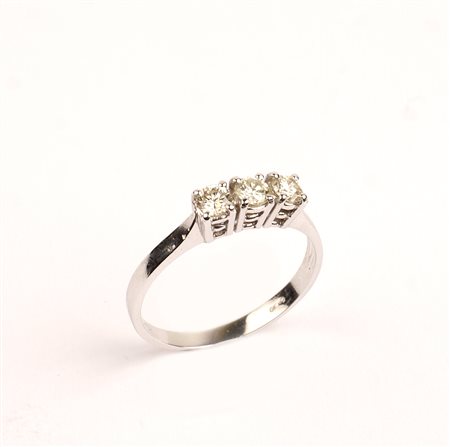 ANELLO TRILOGY IN ORO BIANCO 18KT con tre diamanti taglio brillante per 0,40...