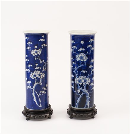 COPPIA DI VASI A CILINDRO IN CERAMICA BLU COBALTO Cina XIX secolo decorati a...