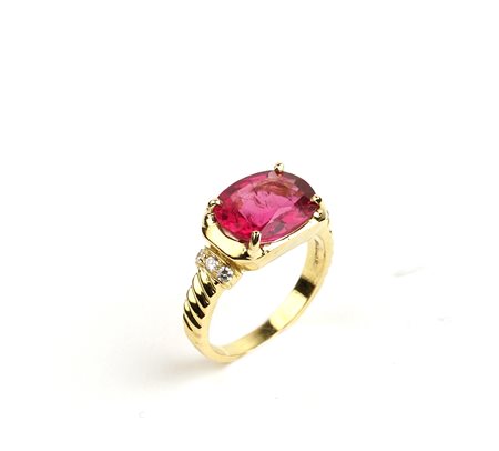 ANELLO FIRMATO BULGARI IN ORO GIALLO 18KT con al centro una tormalina rosa...