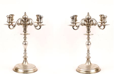 COPPIA DI CANDELABRI IN ARGENTO A QUATTRO FIAMME Londra 1853, orafo Robert...