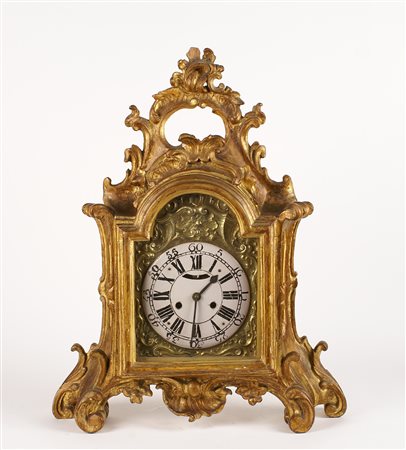 OROLOGIO DA TAVOLO XVIII secolo in legno dorato ed intagliato a motivo di...