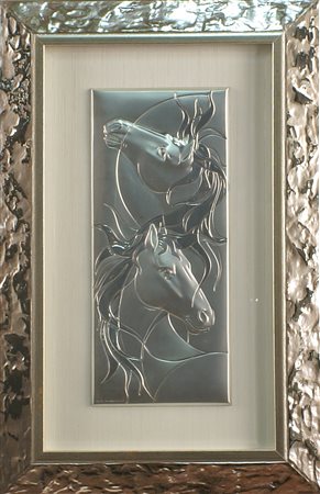 PLACCA IN ARGENTO LAMINATO raffigurante due teste di cavallo entro cornice in...