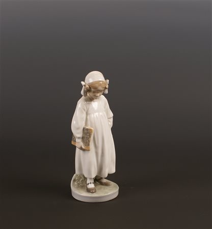 FIGURA DI SCOLARETTA IN PORCELLANA manifattura Royal Copenaghen dipinta in...