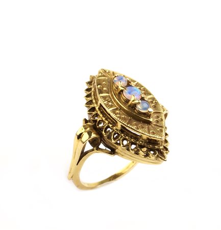 ANELLO A LOSANGA anni 50/60 in oro giallo 14kt con tre opali arlecchino,...