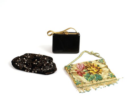 LOTTO VINTAGE composto da una trousse in ottone e bachelite nera e da due...