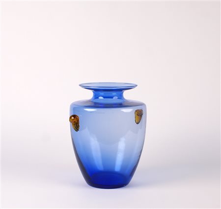 VASO IN VETRO BLU manifattura di Murano con anse a voluta h. 26 cm.