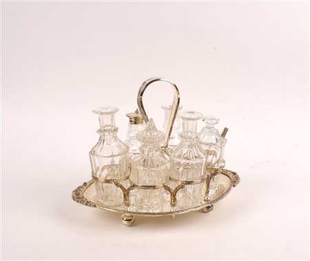 CRUET IN METALLO ARGENTATO Inghilterra manifattura recente con sei ampolle in...