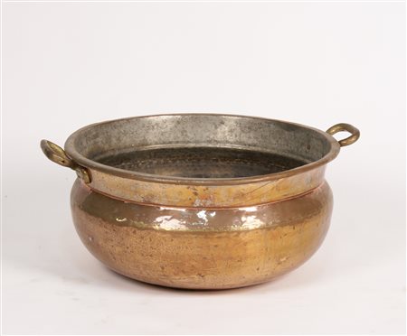 GRANDE CACHEPOT IN RAME CON DUE MANICI vecchia manifattura 27x65 cm.