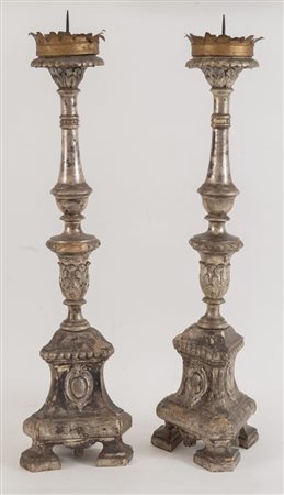 COPPIA DI CANDELABRI in legno intagliato e argentato. Italia, fine del XVIII...