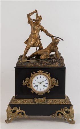 OROLOGIO in marmo nero e bronzo raffigurante crociato che sconfigge un...