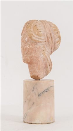 SCULTURA in marmo rosa "Testa". Cm 26,5x8x13.