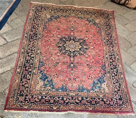 Tappeto Keshan, Persia, secolo XX. Decoro con piccolo medaglione blu su campo r