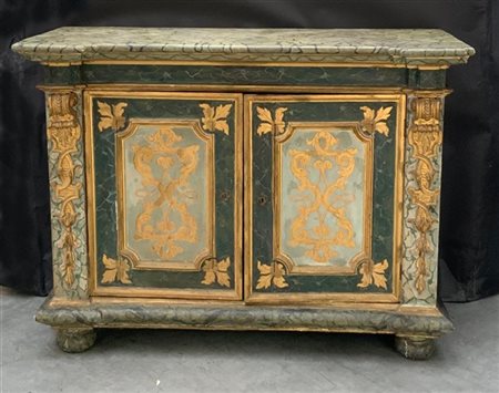 Credenza in legno laccato a finto marmo e dorato, due ante sul fronte decorate