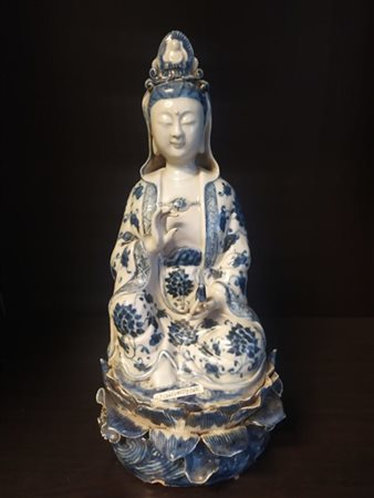 Guanyin in porcellana bianca e blu assisa su doppio fiore di loto
Cina, secolo