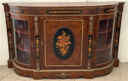 Credenza scantonata lastronata in radica, anta centrale, fascia superiore e mon