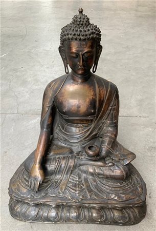 Grande scultura in bronzo raffigurante buddha assiso. Cina, sec. XX (h cm 68) (