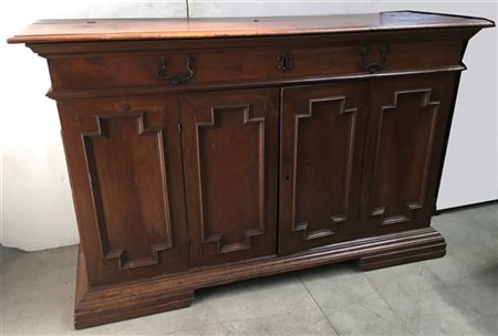 Antica credenza a due sportelli pannellati e riquadrati, piano sollevabile e pi