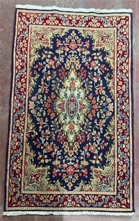 Tappeto Sarouk, Persia, secolo XX. Decoro floreale con medaglione bianco su fon