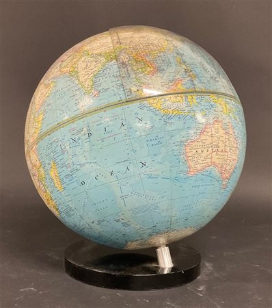 Mappamondo moderno con globo in carta e supporto in materiale plastico e metall