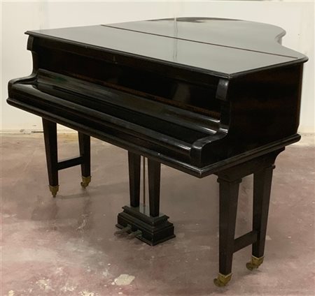 KLINGMANN
Pianoforte ad un quarto di coda con cassa in lacca nera.
Germania epo